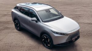 Atriz adquire carro de luxo de R$ 300 mil enquanto vive nas alturas com cantor