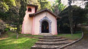 Com R$ 17 milhões anuais e mansão de R$ 5 milhões, cantor mantém império longe dos holofotes