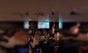 Vídeo pornô aparece em telão de restaurante lotado após invasão de sinal