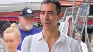 Detalhe em foto de César Tralli de bermuda roxa rouba a cena: ‘Dei zoom’