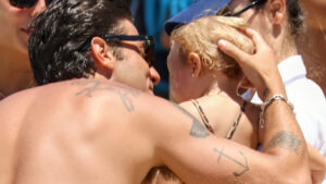 Filha caçula de Chay Suede rouba a cena em dia na praia com os pais