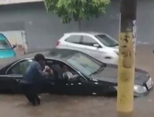 Homem ajuda a resgatar motorista preso em carro em meio à enxurrada; VEJA VÍDEO!