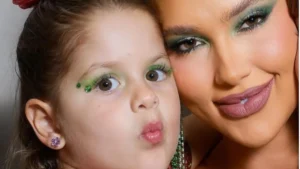 Maria Flor rouba a cena ao ficar deitada no ensaio da Grande Rio