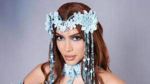 Anitta se revolta em show e ‘amaldiçoa’ ladrões de celular