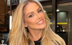 Em relacionamento discreto, Deborah Secco publica foto rara do namorado e faz declaração