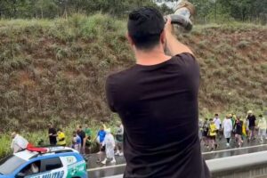 Trompetista toca berrante durante a a caminhada de 240km, que pede liberdade a Jair Bolsonaro