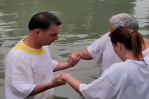 Imitando o pai, Flávio Bolsonaro se batiza no Jordão e faz súplica: ”Toda investida demoníaca”