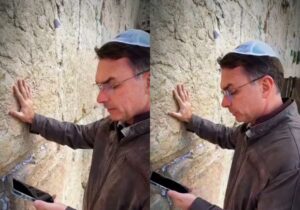 Flávio Bolsonaro ora no Muro das Lamentações durante viagem a Israel; veja vídeo