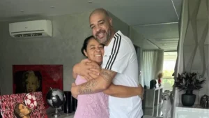 Adriano Imperador se revolta após mãe levar golpe de R$ 15 mil