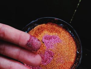 Anvisa determina suspensão de glitter culinário das lojas; saiba motivo e lote