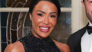 Gracyanne Barbosa surge aos beijos ao assumir namoro em evento de gala