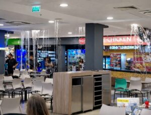 Teto de hipermercado desaba durante temporal e vídeo impressiona; VEJA