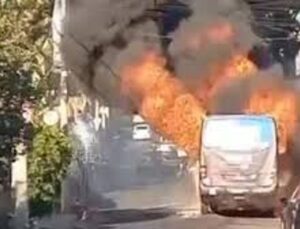 Vídeo mostra ônibus pegando fogo após suposta pane mecânica