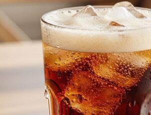 Aposentado misturou urina a refrigerantes e colocou produtos para venda em supermercados 