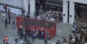 Manifestantes entram em briga com a polícia dos EUA contra o ICE e Trump; Veja vídeo!