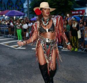 IZA usa visual inspirado em Ney Matogrosso para último ensaio de rua da Imperatriz Leopoldinense