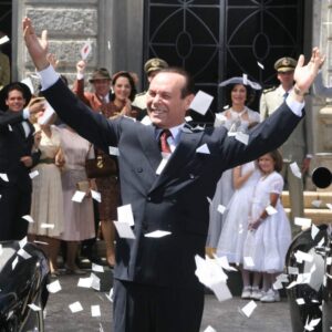 Feliz no simples! Gata se diverte brincando com lacre de pão e encanta internautas