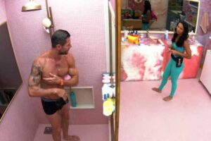 BBB26: Jonas convida Maxiane para tomar banho e clima esquenta no reality