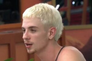 BBB26: Juliano Floss deixa cheiro forte no banheiro e irrita brothers