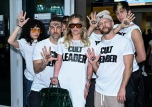 Cantora desembarca no Brasil e look intriga fãs no aeroporto