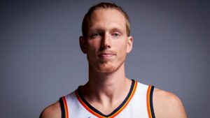 Ex-jogador da NBA afirma viver em situação de rua e acusa familiares de exploração financeira