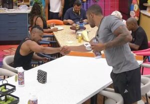 BBB26: Matheus oferece aperto de mão a Leandro em dia de Paredão