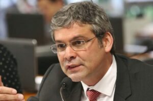 Lindbergh Farias diz que caminhada de Nikolas Ferreira é crime