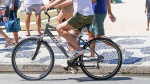 Aos 73, ator global surge com o marido em bicicleta avaliada em R$ 1.899