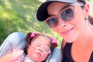 Leticia Cazarré celebra conquista na saúde da filha: “Foram 3 anos de MUITO trabalho”