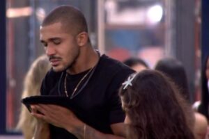 BBB26: Matheus cai no choro e é amparado por participantes: “Chora não”