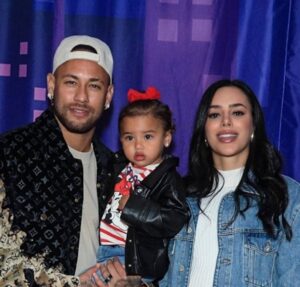 Em vídeo fofo, Mavie surge sendo entrevistada por Bruna Biancardi; assista!