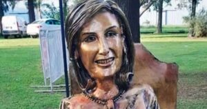 Apresentadora de TV se revolta com estátua em sua homenagem: “É feia, tirem!”