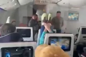 Passageira vira alvo de críticas em voo internacional após colocar pés em assento; veja vídeo