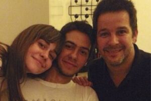 Filho de Alessandra Negrini posta foto ousada na internet e revela tatuagem escondida