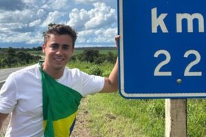 Mulher ferida após queda de raio em ato de Nikolas está em UTI