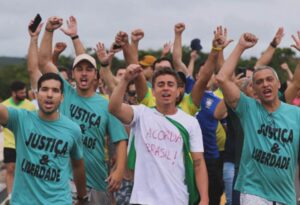 Três pessoas são levadas para o hospital após raio atingir ato de Nikolas Ferreira