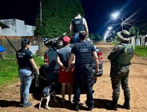 Homem é flagrado arrastando cachorra amarrada em moto e termina preso; VEJA VÍDEO