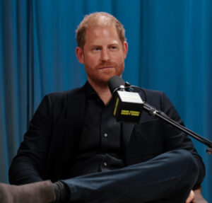 Apoio sempre bem-vindo! Príncipe Harry comparece ao tribunal para assistir depoimento de Elizabeth Hurley