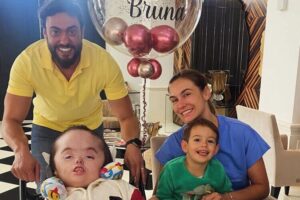 Nora de Ratinho celebra aniversário com o filho e se emociona com surpresa: “Muito feliz e abençoada”
