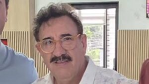 Ratinho surge em foto rara ao lado de dois de seus três filhos e faz declaração de amor