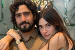 Thaila Ayala choca ao encontrar jiboia imensa na sala de casa