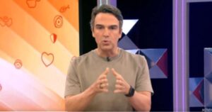 BBB26: Veja o momento em que Tadeu Schmidt anuncia desistência de Pedro