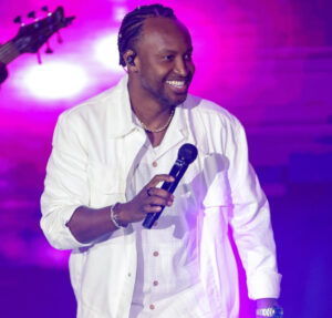 Fofo! Thiaguinho se emociona com surpresa de Carol Peixinho e seus pais