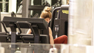 Aos 26, influenciadora é flagrada em academia com tênis de R$ 12 mil