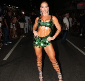 Fofas! Virginia Fonseca leva sogra para curtir ensaio de rua da Grande Rio