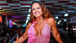 Viviane Araújo comanda ensaio do Salgueiro e exibe talento no samba