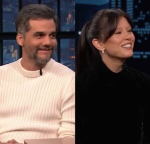 Wagner Moura conversa em português com Mia Goth na Semana de Moda de Paris