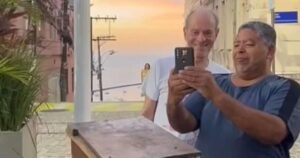 Fã pede para tirar foto com Ney Matogrosso achando que era Caetano Veloso; veja reação do cantor