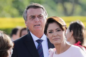 Michelle pode se beneficiar caso Bolsonaro perca patente