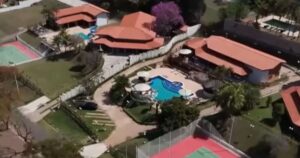 Nem Faustão, nem Ratinho: mansão de luxo de veterano da TV tem muito verde e uma atraente piscina para relaxar após mais de 50 anos de trabalho